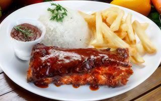 Żeberka BBQ ziemniaki surówka z białej kapusty