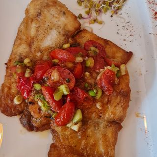 Ryba dorsz smażony , ziemniaki , surówka z kiszonej kapusty