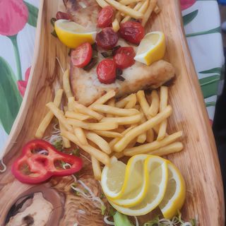 Łosoś filet  z patelni 200g  , frytki  , bukiet surówek 