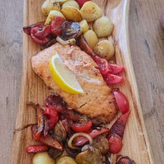 Sandacz filet 200 g z patelni ziemniaki, surówka z kap. kiszonej