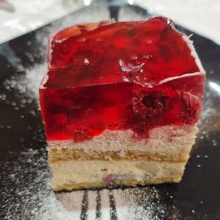 Biszkopt z owocami i galaretką i bitą śmietaną