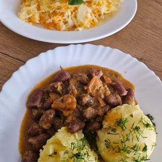 Gulasz z serc drobiowych ziemniaki , surówka z białej kapusty