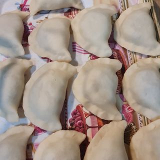 Pierogi z mięsem kraszone skwarkami z cebulką  15 szt 
