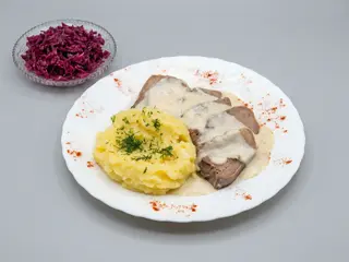 Ozory wieprzowe w sosie chrzanowym , ziemniaki, sałatka z buraczka