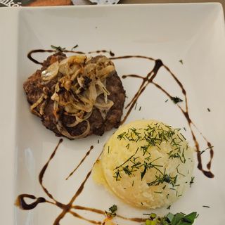 Kotlet mielony ala gołąbek z patelni , ziemniaki, ogórek kiszony