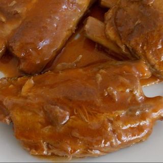 żeberka  trójkąty w sosie , kasza bulgur , ogórek kiszony 