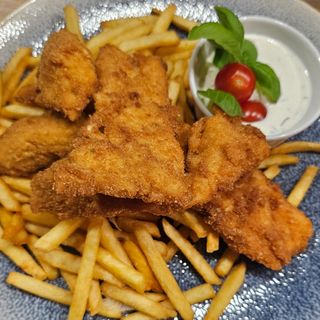 Nugetsy Vege 6 szt ,  ziemniaki , surówka z białej kapusty