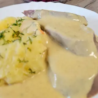 Ozory wołowe w sosie musztardowym, ziemniaki , sur. z czerwonej kapusty