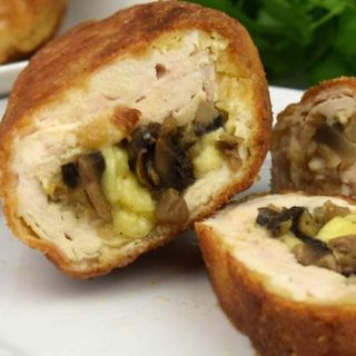 Panierowana roladka drobiowa z serem i pieczarkami, ziemniaki puree, surówka