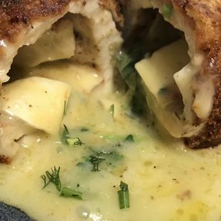 Panierowana sakiewka drobiowa z serem camembert i pesto pietruszkowym, frytki, gotowany brokuł