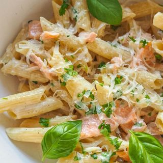 Makaron z łososiem i brokułami, pestki słonecznika w sosie śmietanowym