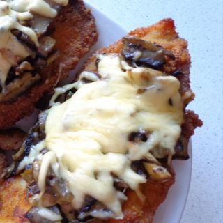 Kotlet drobiowy zapiekany pieczarkami i  z serem żółtym, ziemniak opiekany, surówka