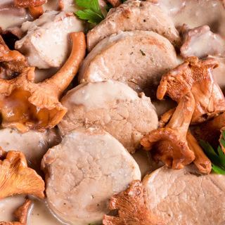 Naleśniki z kurkami i polędwiczką wieprzową, ser gouda, sos czosnkowy 