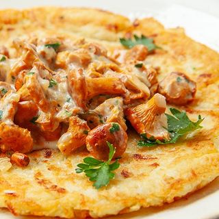 Filet z kurczaka z kurkami, placek ziemniaczany , mozzarella