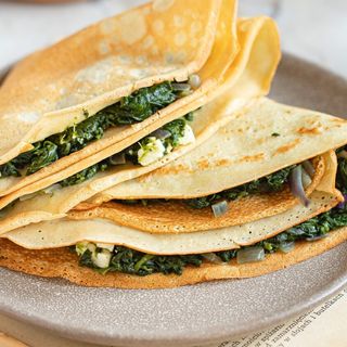 Naleśniki ze szpinakiem i serem feta, jajko sadzone