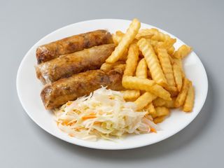 Sajgonki z mięsem, frytkami i surówką 3szt