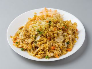 Ryż smażony z kurczakiem i warzywami