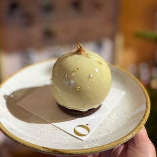 Chokolate-caramel bauble