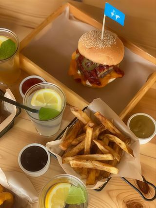 2 x burger do wyboru + 1 x frytasy belgijskie