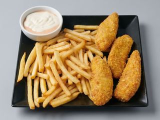 Stripsy z kurczaka z frytkami 4szt