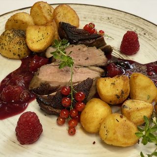 Filet z kaczki z sosem korzennym 