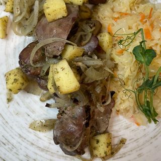 Wątróbka drobiowa z pieca z jabłkami,  surówka z kiszonej kapusty