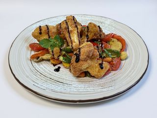 Kalafior panierowany na warzywach grillowanych z sosem balsamicznym