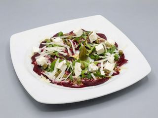 Carpacio z buraków z serem Favita i rukolą