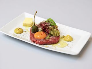 Befsztyk tatarski z pieczywem