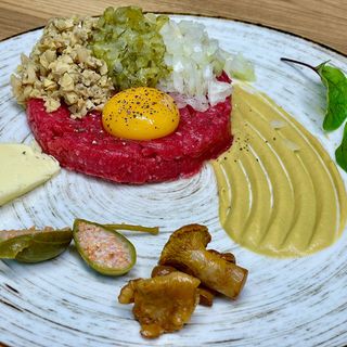 Befsztyk tatarski z pieczywem