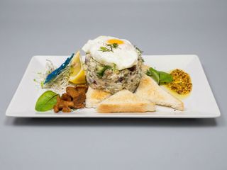 Tatar ze śledzia z awokado z jajkiem