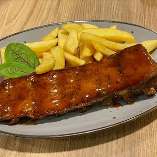 Żebro długo pieczone z sosem BBQ