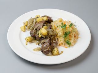 Wątróbka drobiowa z pieca z jabłkami,  surówka z kiszonej kapusty