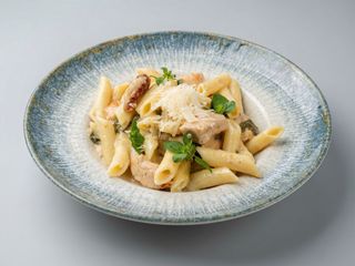 Penne ze świeżym parmezanem, szpinakiem i kurczakiem z patelni