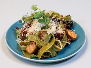 Tagliatelle  szpinakowe z łososiem, suszonymi pomidorami i oliwkami