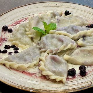 Pierogi z jagodami ręcznie lepione 8szt