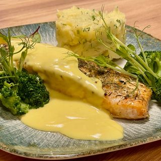 Filet z łososia  atlantyckiego z sosem cytrynowym  z pure' ziemniaczanym