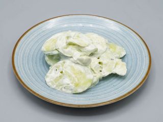 Mizeria z ogórków ze śmietaną