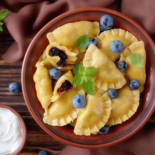 Pierogi z jagodami i śmietaną