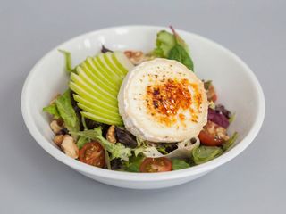 Sałatka z kozim serem i winogronami