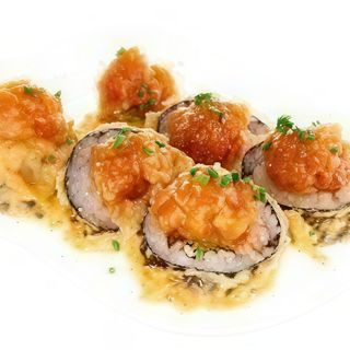 Futomaki Tatar z łososia w tempurze