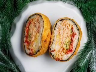 Ika sandwich z sałatką krabową i jalapeno