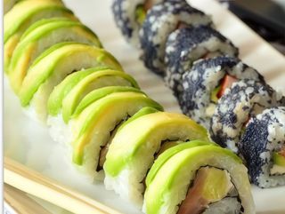 Uramaki kurczak teriyaki owinięty awokado