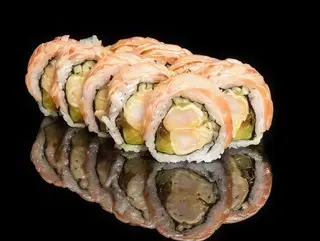Uramaki Krewetki w tempurze z łososiem