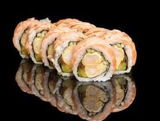 Uramaki Krewetki w tempurze z łososiem