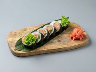 Futomaki pieczony łosoś