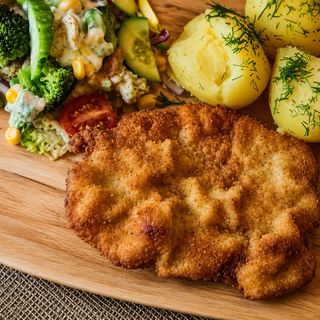 Kotlet schabowy z dodatkami