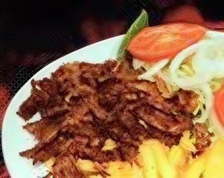 Kebab na talerzu z frytkami