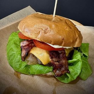 Burger Premium z karmelizowaną gruszką