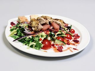 Sałatka z kaczką i gruszką kompresowaną